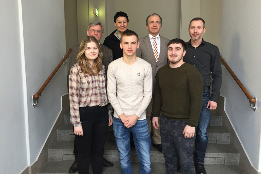 Die Stipendiaten der Partnerhochschulen mit ihren Betreuern an der Fakultät Bauwesen (FB) der HTWK Leipzig, v.l.n.r.: Prof. Dr.-Ing Klaus Holschemacher (Fakultät Bauwesen), Iulia Aksenteva, Dr. Samira Trawka (FB), Mikhail Ryzhkov, Prof. Dr.-Ing. Alexej Bulgakow (Prorektor SWSU Kursk), Georgii Dzhachvadze, Sören Omieczynski (FB). Foto: HTWK Leipzig