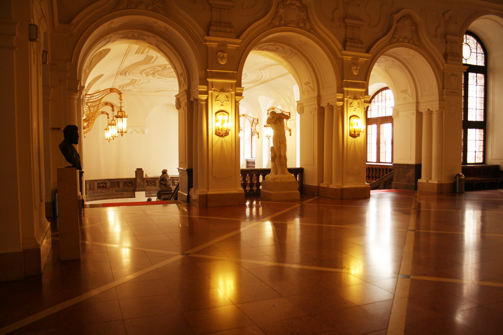 Blick ins Treppenhaus des Neuen Rathauses. Foto: Ralf Julke