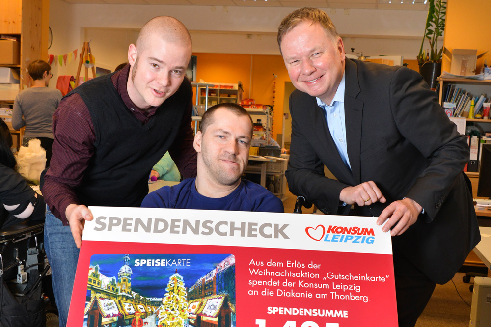 vlnr: Matthias Troeger (Gruppenleiter der Abteilung Manuelle Gestaltung), Ingo Lämmel (Künstler), Dirk Thärichen (Vorstandssprecher Konsum Leipzig). Foto: Anika Dollmeyer