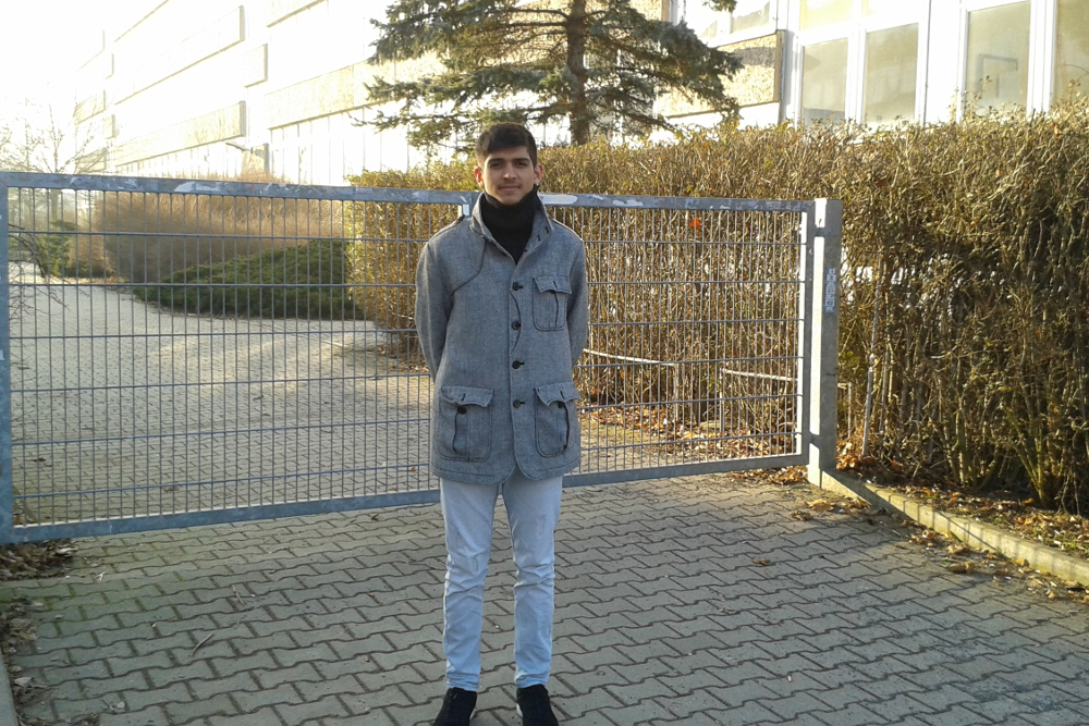 Luan vor dem verschlossenen Tor der Max-Klinger-Schule in Grünau. Foto: René Loch