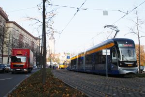 XXL-Straßenbahn in der Windmühlenstraße. Foto: Ralf Julke