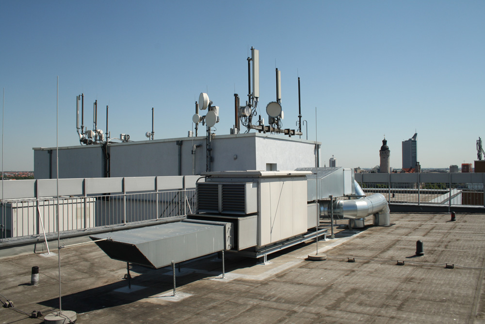 Mobilfunkanlage über den Dächern von Leipzig. Foto: Ralf Julke