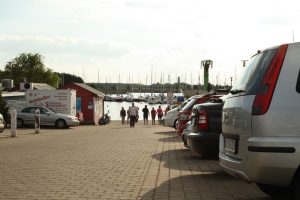 Kleiner Parkplatz am Zöbigker Hafen. Foto: Ralf Julke