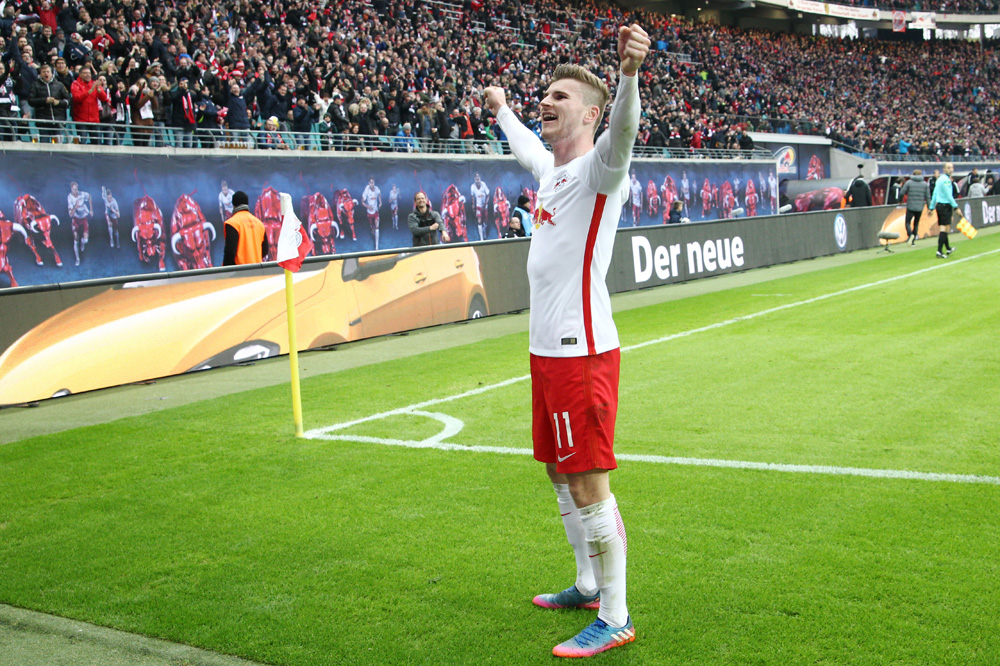 Standing Ovations für Torschütze Timo Werner. Foto: GEPA pictures/Kerstin Kummer