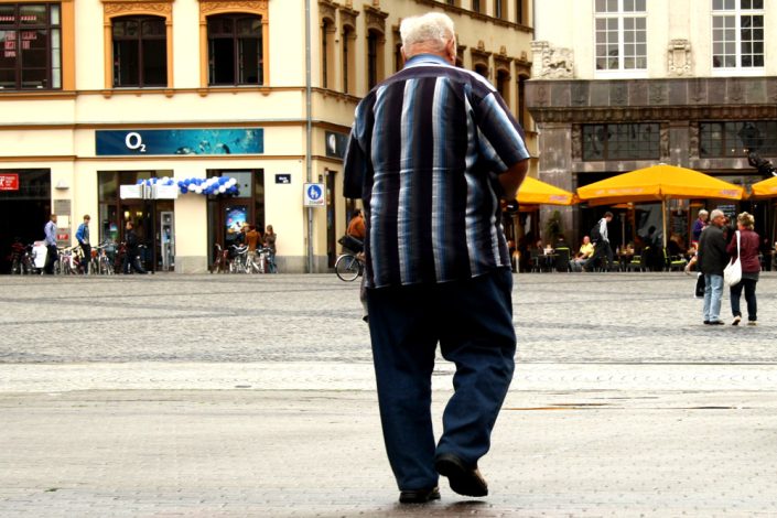 Ein älterer Herr läuft über den Markt.