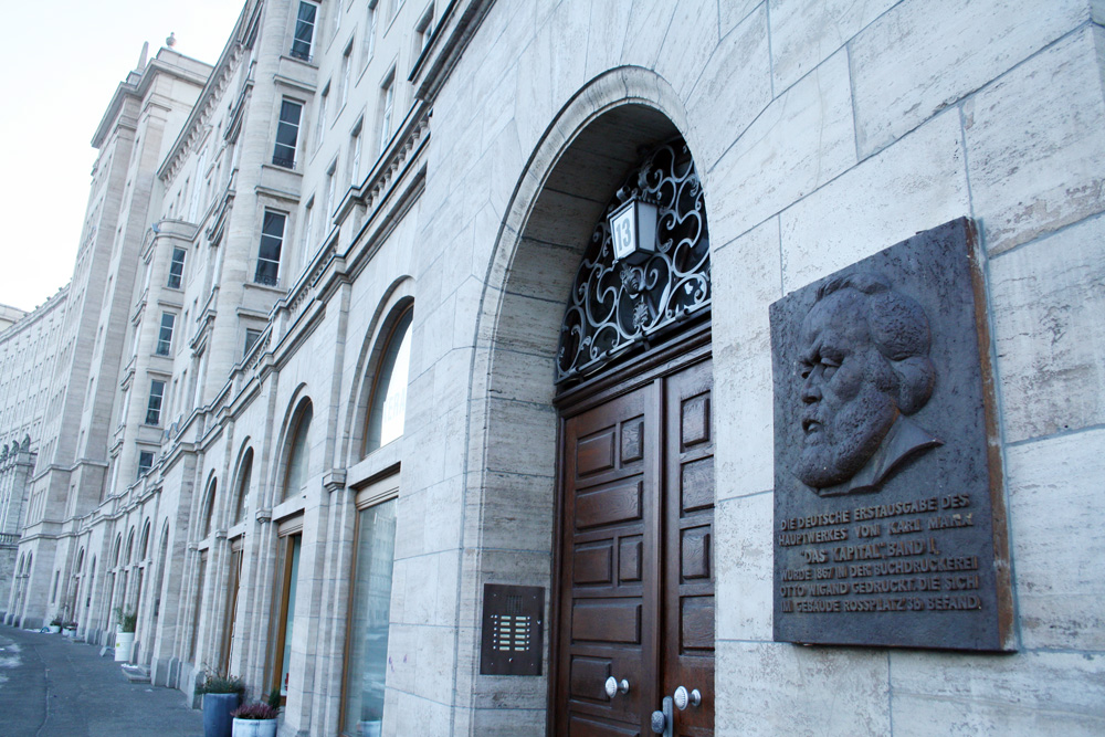 Erinnerungstafel an den ersten Druckort des „Kapital“ am Rossplatz. Foto: Ralf Julke