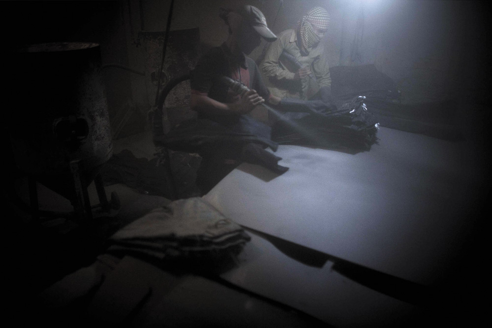 Sandstrahlen von Jeans. Foto: Allison Joyce