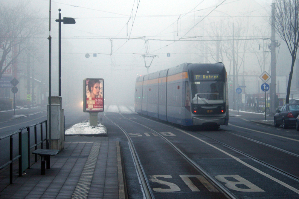Straßenbahn in der Georg-Schumann-Straße. Foto: Ralf Julke