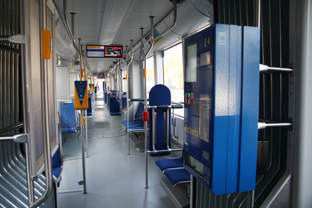 Fahrscheinautomat in einer XXL-Straßenbahn. Foto: Ralf Julke