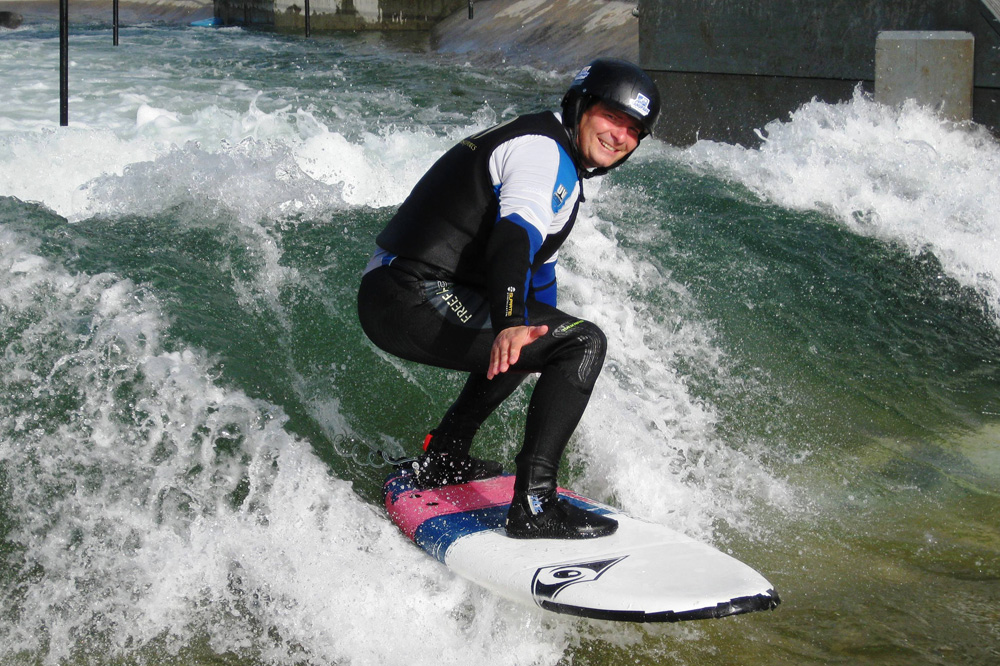 Wellensurfen im Kanupark. Foto: Kanupark Markkleeberg