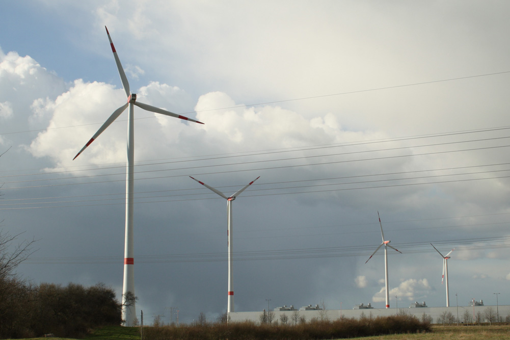 Windräder am BMW Werk Leipzig. Foto: Ralf Julke