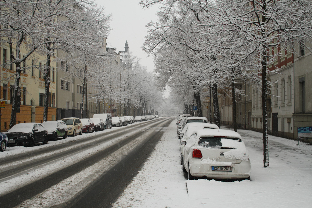 Winterliche Straße in Leipzig. Foto: Ralf Julke