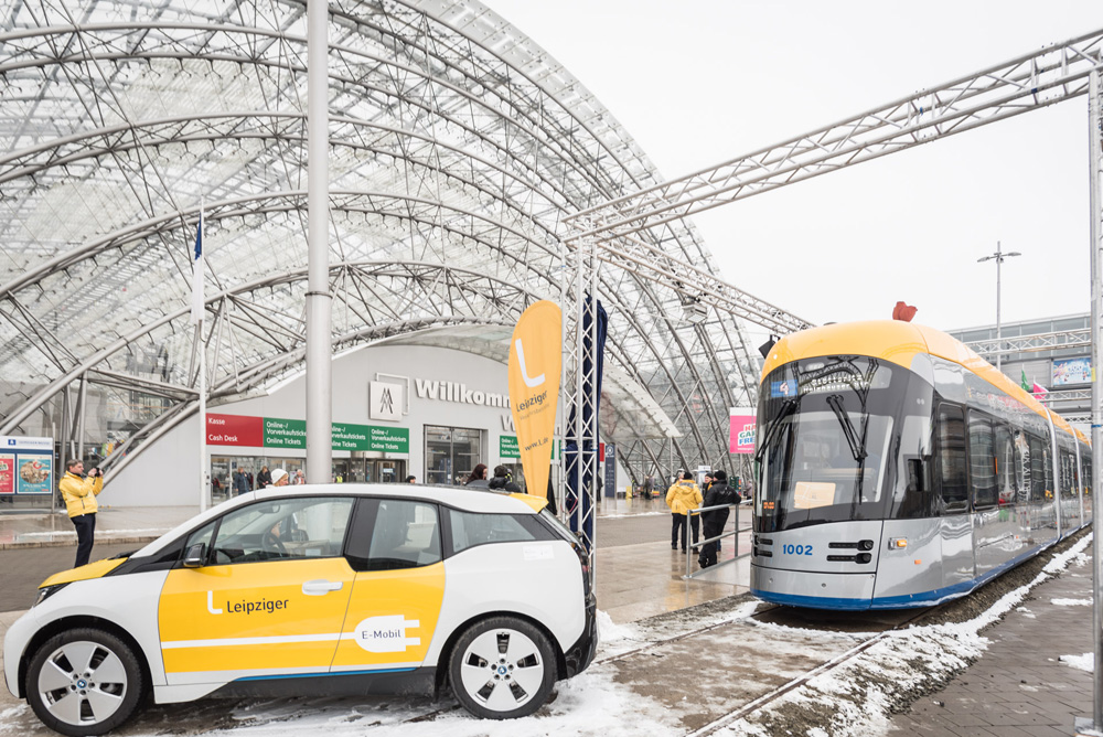 Die XL bei Eis und Frost vor der Glashalle der Leipziger Messe. Foto: LWB