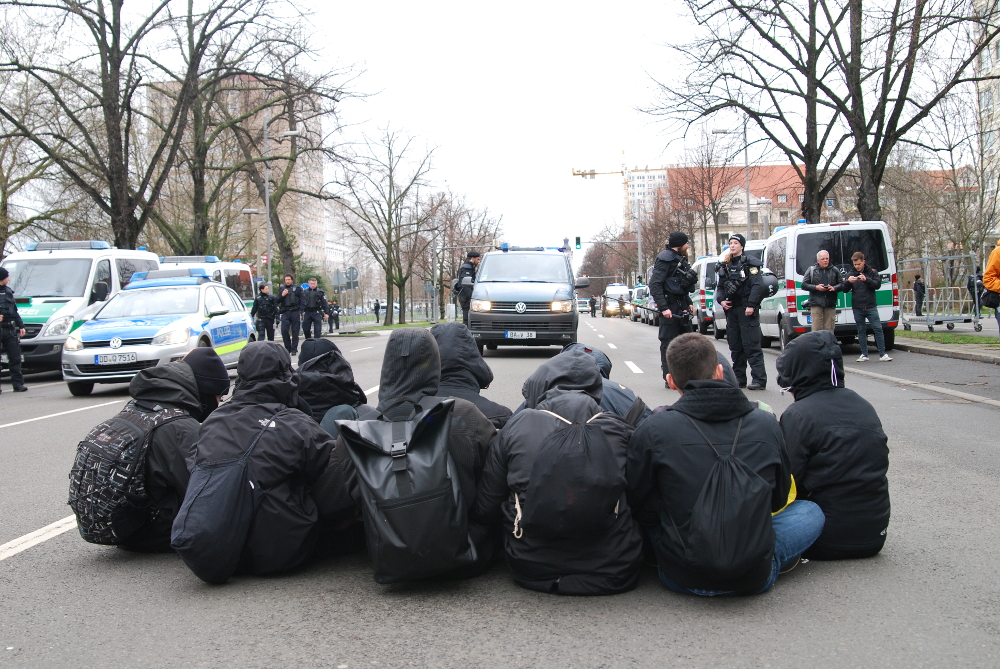 Eine kleine Sitzblockade vor dem Eintreffen der Neonazis auf der Str. d. 18. Oktobers. Foto: L-IZ.de
