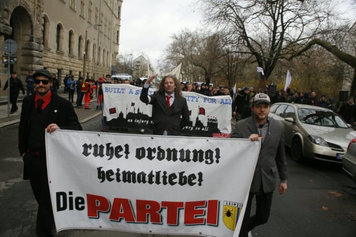 11:15 Uhr: Thomas Kuno Kumbernuß hat seine Anhänger von Die PARTEI im Griff. Foto: L-IZ.de