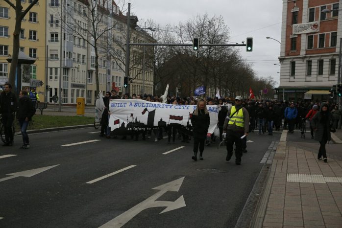 11:45 Uhr Platz nehmen auf dem Weg zur Endkundgebung. Foto: L-IZ.de