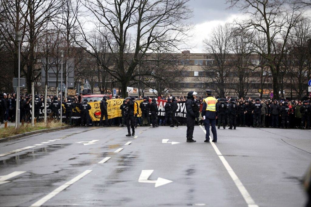13:30 Uhr: Gegenprotest an der Semmelweisstraße. Foto: L-IZ.de