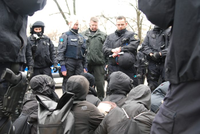 Unter den kritischen Blicken der Beamten wurde diskutiert - bleiben oder gehen? Foto: L-IZ.de