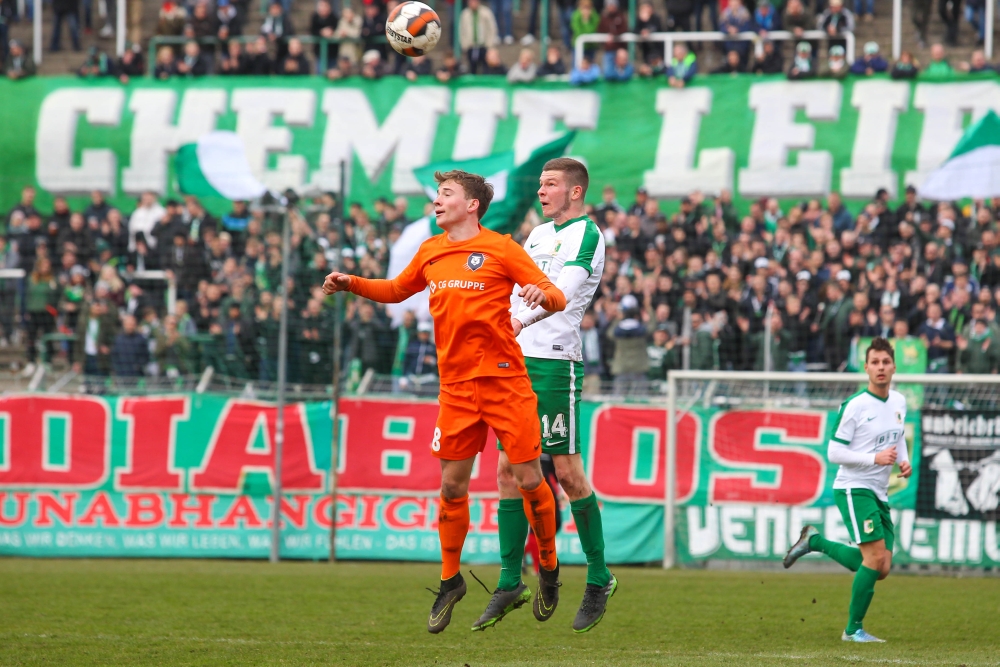 Vor dem Leutzscher Norddamm als Kulisse steigen Robert Rode (Inter) und Tim Bunge (Chemie) zum Kopfball hoch. Foto: Jan Kaefer