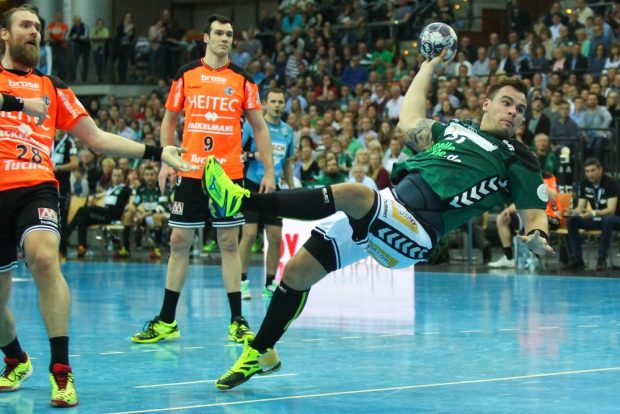 Auch im Straucheln mit Zug zum Tor: Benjamin Meschke. Foto: Jan Kaefer