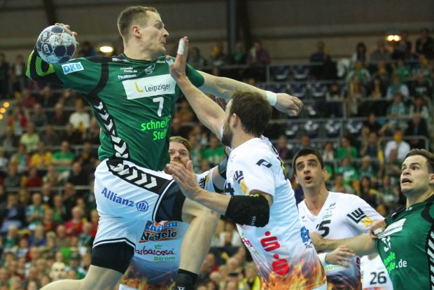 Aivis Jurdzs steigt höher als die Göppinger Abwehr. Foto: Jan Kaefer