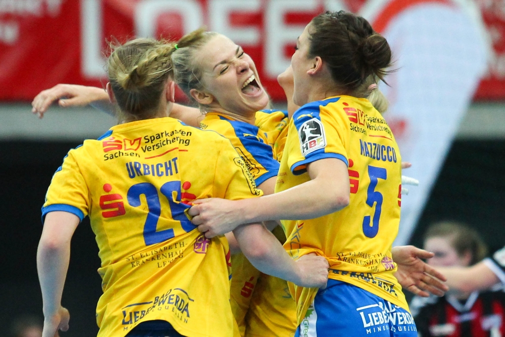 Michelle Urbicht, Shenia Minevskaja und Alexandra Mazzucco (v.l.) bejubeln den sechsten HCL-Bundesligasieg in Folge. Foto: Jan Kaefer