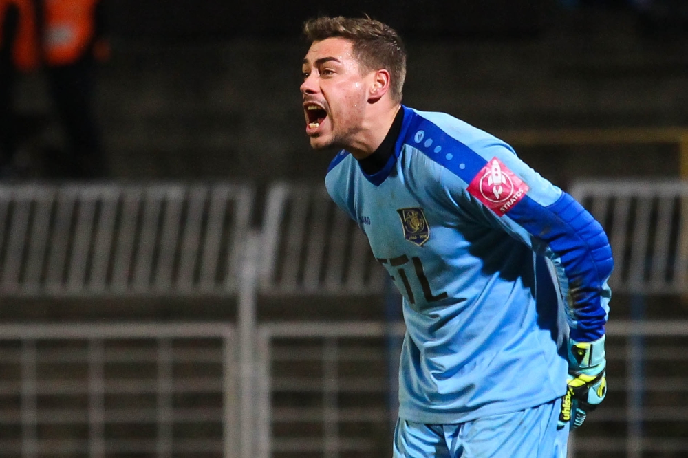 "Ich dachte, er geht drüber", Lok-Keeper Julien Latendresse-Levesque kassierte gegen Schönberg einen unglücklichen Gegentreffer. Foto: Jan Kaefer (Archiv)