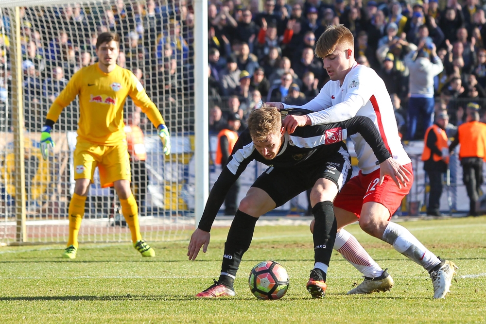 Vor allem in der 2. Halbzeit hatten die jungen Rasenballer den 1. FC Lok meist fest im Griff - Wagner (RBL) vs. Brüggmann (Lok). Foto: Jan Kaefer