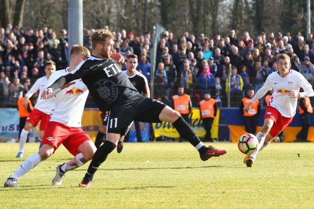 Lok-Torschütze Felix Brüggmann macht sich ganz lang. Foto: Jan Kaefer
