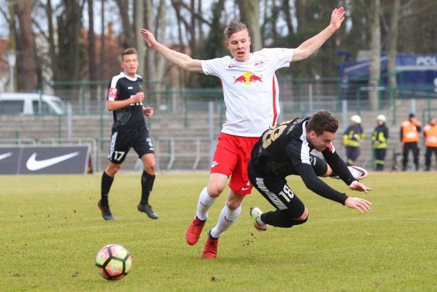 Ken Martin Gipson (RBL) foult Nils Gottschick (Lok). Der anschließende Freistoß führte zum zwischenzeitlichen 1:1-Ausgleich. Foto: Jan Kaefer
