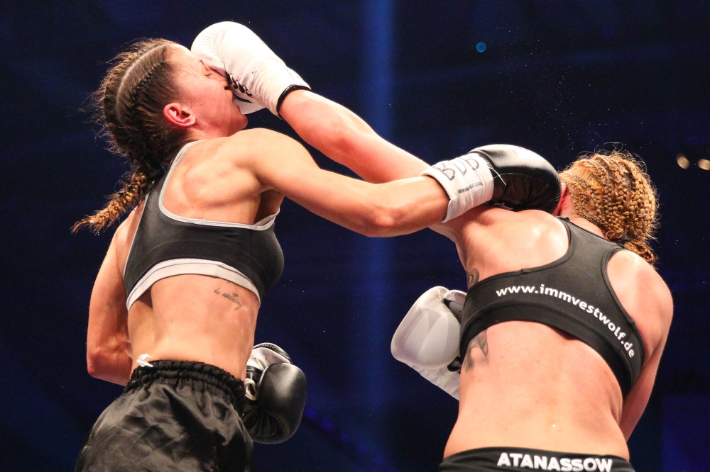 IDM-Titelverteidigerin Sandra Atanassow aus Leipzig (re.) erwischt Gabriella Busa (Ungarn) im Gesicht. Foto: Jan Kaefer