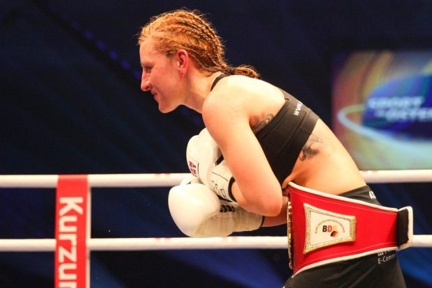 Der Gürtel beibt in Leipzig. Mit einer Verbeugung dankt Atanassow dem heimischen Publikum. Foto: Jan Kaefer