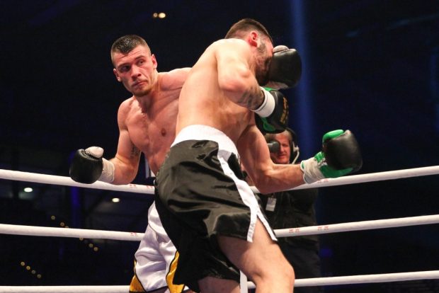 Der Leipziger Ziso Poulitsa (re.) kassiert einen Schlag vom klaren Sieger Jurgen Uldedaj (Magedeburg). Foto: Jan Kaefer