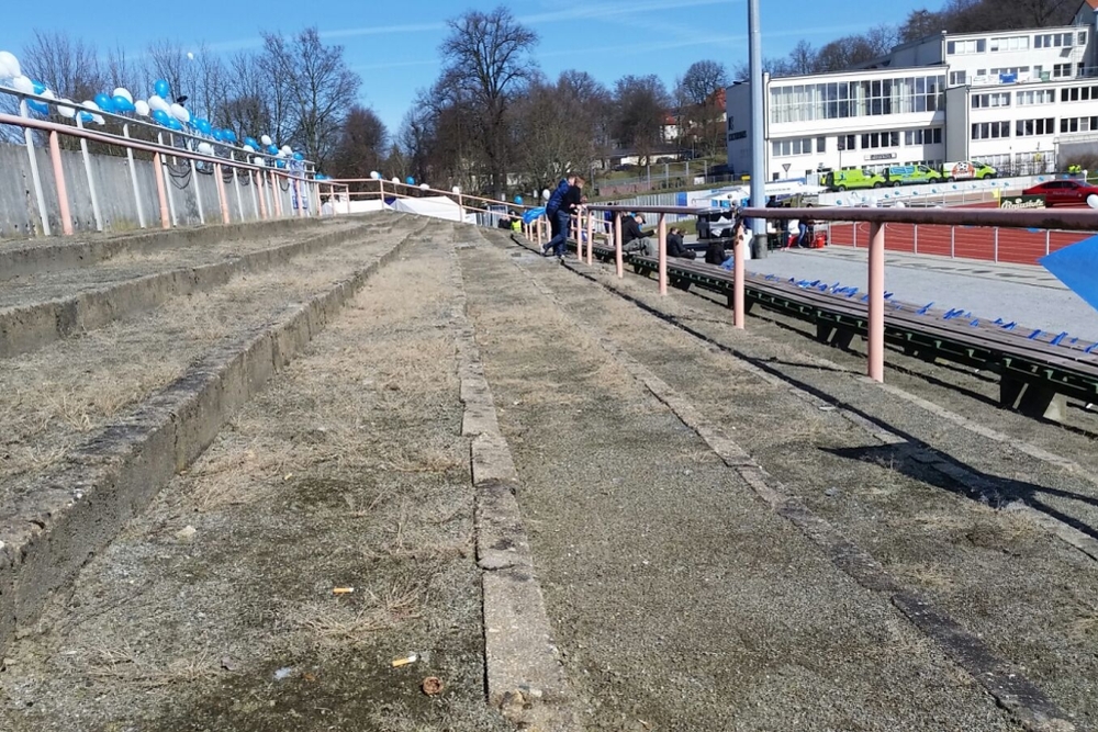 Blick auf die Stadiontraversen, die ohne Frage bereits bessere Zeiten erlebt haben. Foto: Marko Hofmann
