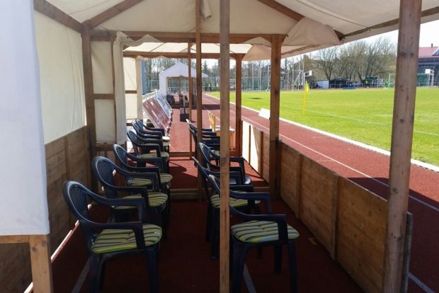 An den Trainerbänken fehlte eigentlich nur noch die Lichterkette. Foto: Marko Hofmann