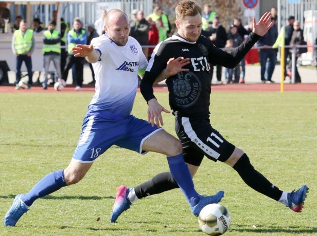 Felix Brügmann (re.) schoss mit seinem Elfmeter den 1. FC Lok ins Pokalfinale. Foto: Bernd Scharfe