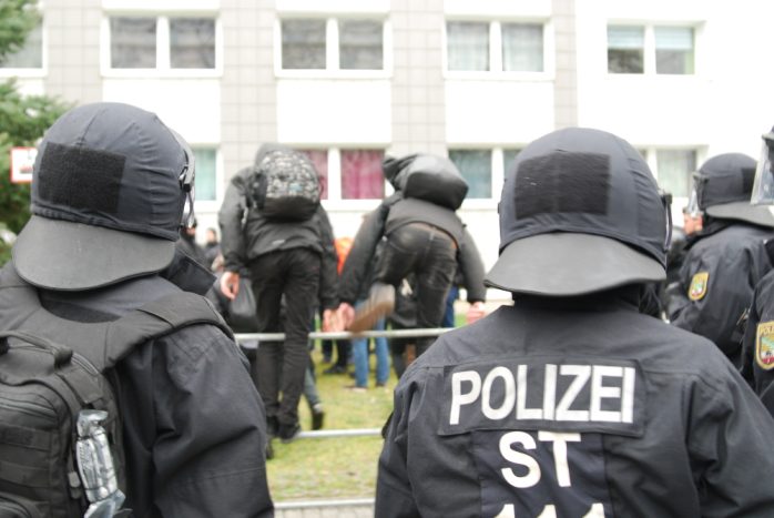 Und ab über die Absperrung und zum Gegenprotest. Foto: L-IZ.de