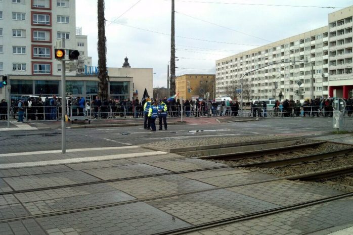 Auch der Gegenprotest am Bayerischen Platz löst sich auf. Foto: L-IZ.de