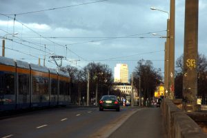 Auf der Jahnallee stadteinw&auml;rts. Wer ein Abo-Ticket kauft, kauft ab 1. August teurer. Foto: L-IZ.de