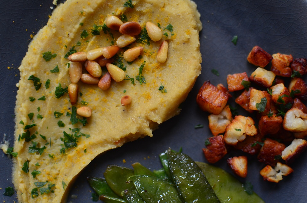 Rote-Linsen-Püree mit Beilagen. Foto: Maike Klose