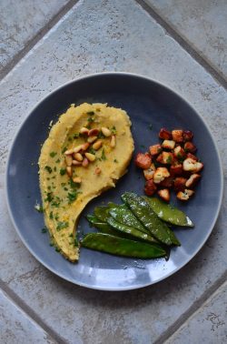 Rote-Linsen-Püree mit Beilagen. Foto: Maike Klose