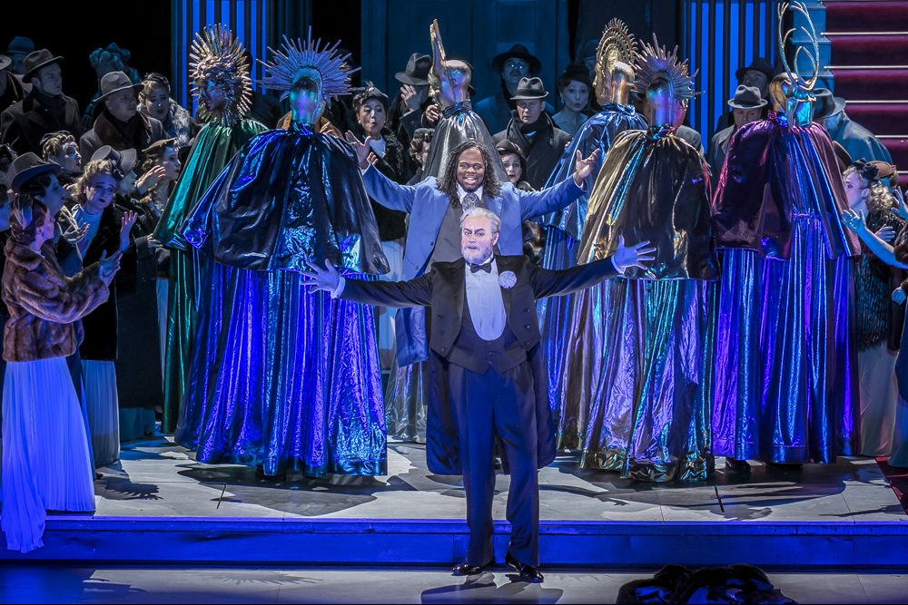 Lester Lynch (Doktor Faust), Mark Le Brocq (Mephistopheles/Ein Nachtwächter), Staatsopernchor, Komparserie. © Jochen Quast