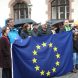 Versammlungsteilnehmer an der EU-Flagge, 3. v.l.: Die grüne Politikerin Katrin Göring-Eckardt. Foto: Lucas Böhme