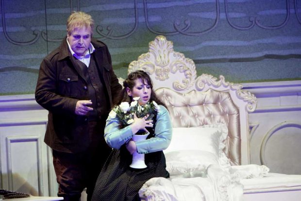 Bevor Max (Thomas Mohr) seine Agathe (Gal James) heiraten darf, muss er den Probeschuss erfolgreich absolvieren. Foto: Ida Zenna