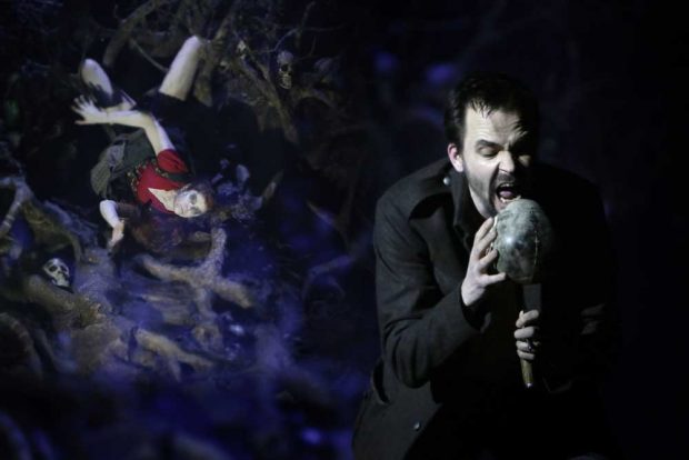 Tuomas Pursios Auftritte zählten zu den wenigen Höhepunkten eines weitgehend glanzlosen Opernabends. Foto: Ida Zenna