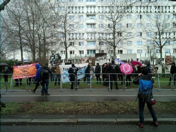Am Anfang einige, dann schwillt die Menge immer weiter an, je näher die Neonazis dem Bayerischen Platz kommen. Gegenprotest an der Straße des 18. Oktobers. Foto: L-IZ.de