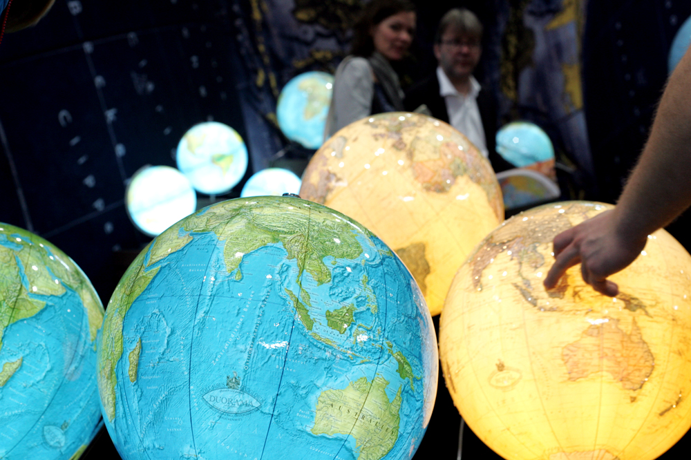 Neben der ganzen Welt der Bücher üben auch Globen nach wie vor Faszination aus Foto: Sebastian Beyer