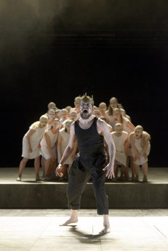 Die Maßnahme/ Die Perser. Felix Axel Preißler als Xerxes und der Chor. Foto: Schauspiel, Bettina Stöß