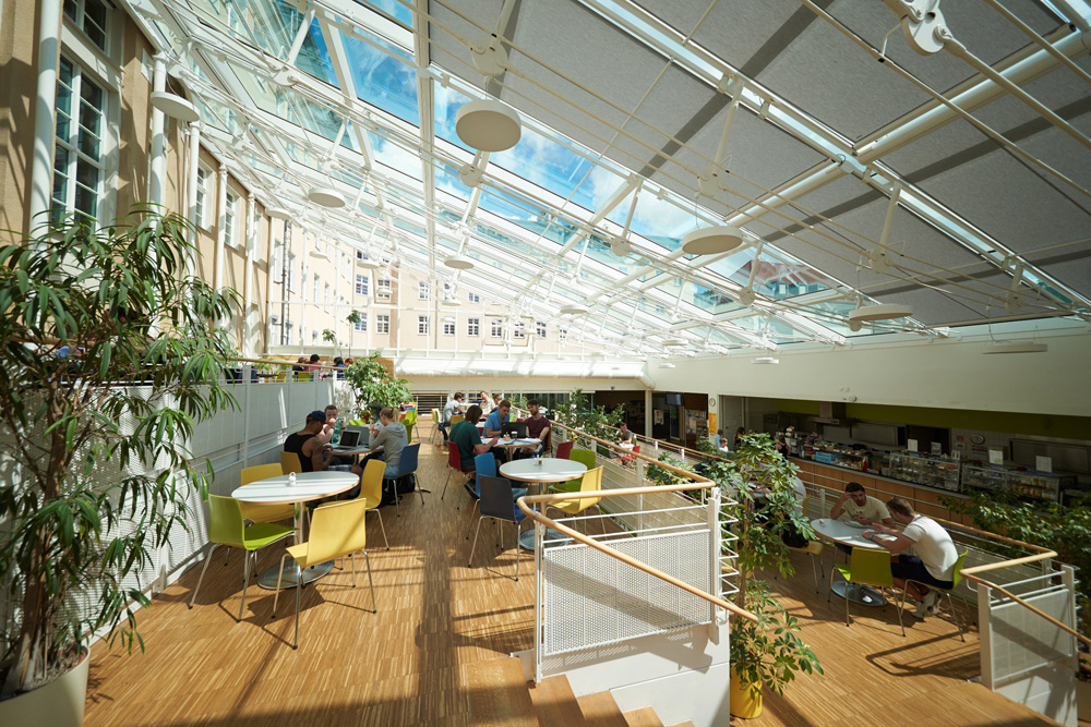 Auch die Mensa Academica an der HTWK Leipzig, die vom Studentenwerk Leipzig betrieben wird, ist auf Familien mit Kindern eingestellt. Foto: Stephan Floss