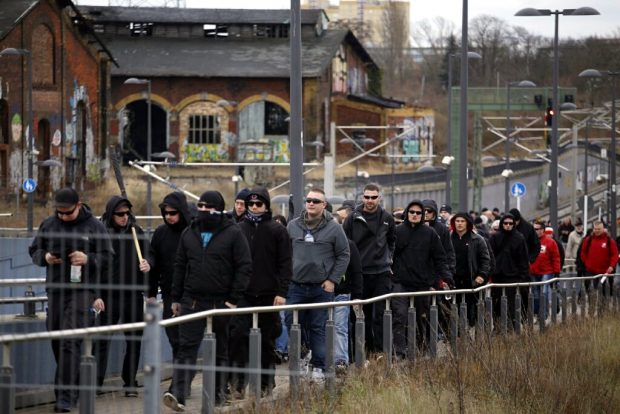 Kurz nach 12 in Deutschland. Die Rechten sind an der SBahn-Station MDR angekommen. Foto: L-IZ.de